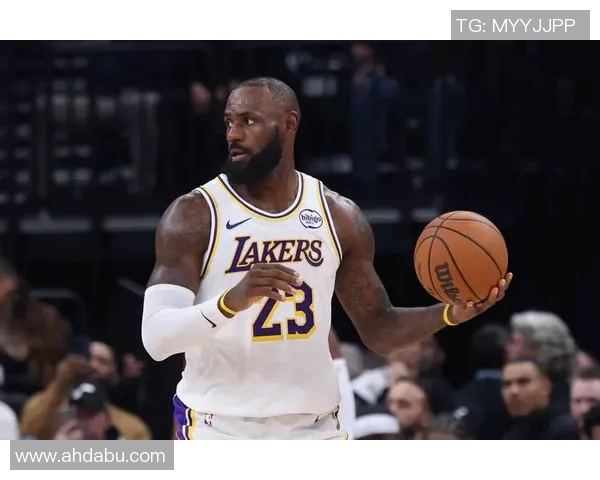 篮球巨星詹姆斯携手新队伍再创辉煌,力求突破历史纪录赢得更多荣誉