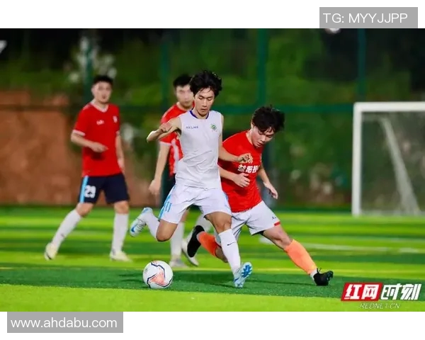 个子不高却技艺超群的足球明星们如何在绿茵场上创造辉煌传奇